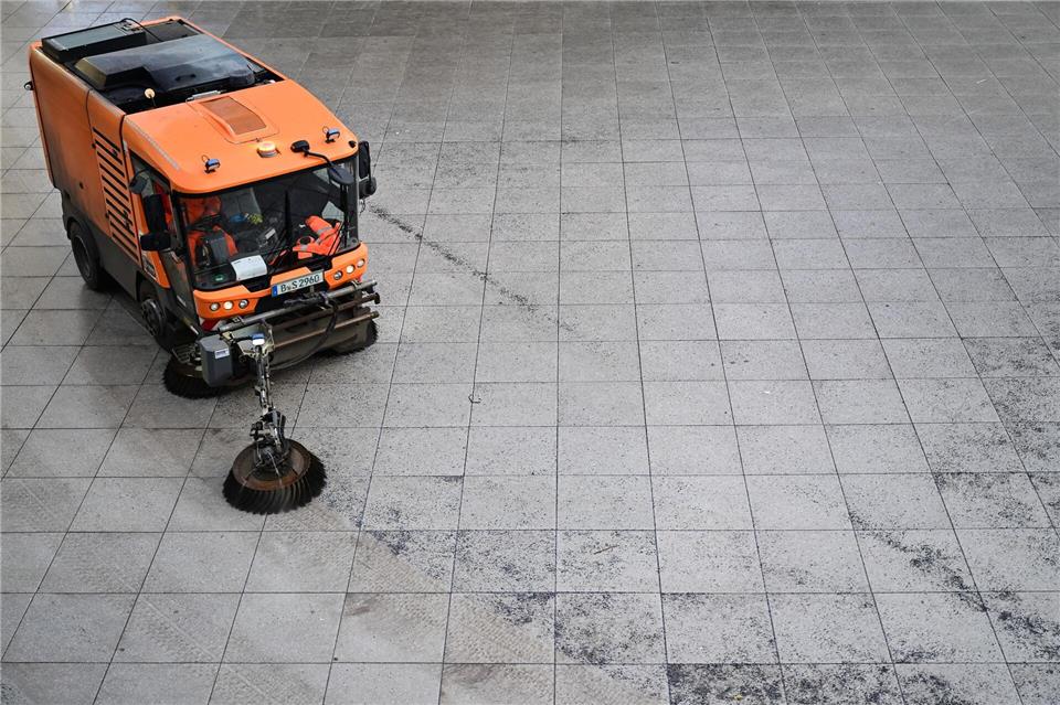 Die Berliner Stadtreinigungsbetriebe (BSR) waren wochenlang im Einsatz, um Streusplitt zu beseitigen. (Archivfoto) Sebastian Gollnow/dpa