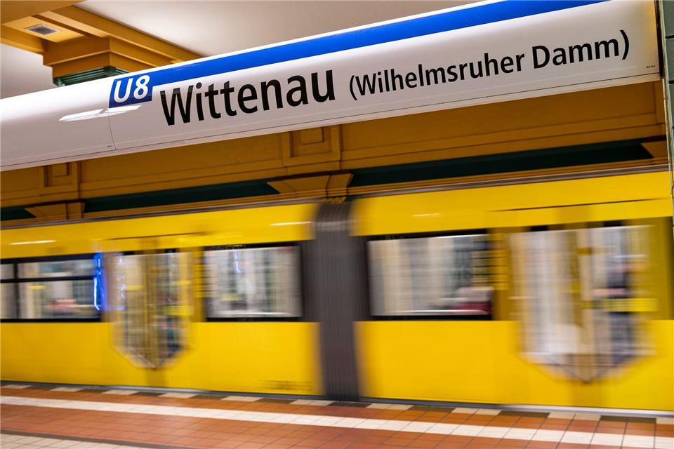 Die Berliner U-Bahn-Linie U8 fährt zwischen den Bahnhöfen Hermannstraße (Neukölln) und Wittenau. (Archivbild) Fabian Sommer/dpa