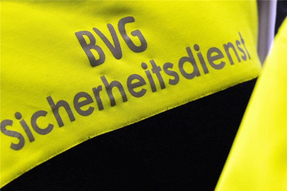 Die Berliner Verkehrsbetriebe (BVG) haben weniger Straftaten registriert. (Illustration) Soeren Stache/dpa