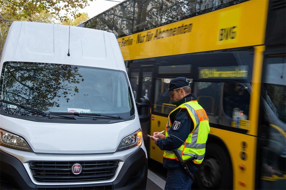 Die Berliner Verkehrsbetriebe (BVG) starten eine Kampagne für freie Busspuren. (Symbolbild) Arne Immanuel Bänsch/dpa