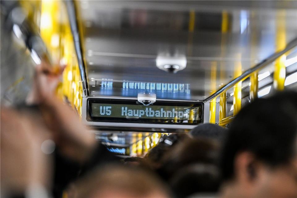 Die Berliner Verkehrsbetriebe lassen auch in den Abendstunden U-Bahnen mit der maximalen Wagenzahl fahren, damit die Fahrgäste nicht zu eng in den Fahrzeugen sitzen und stehen müssen. (Archivbild)Jens Kalaene/dpa