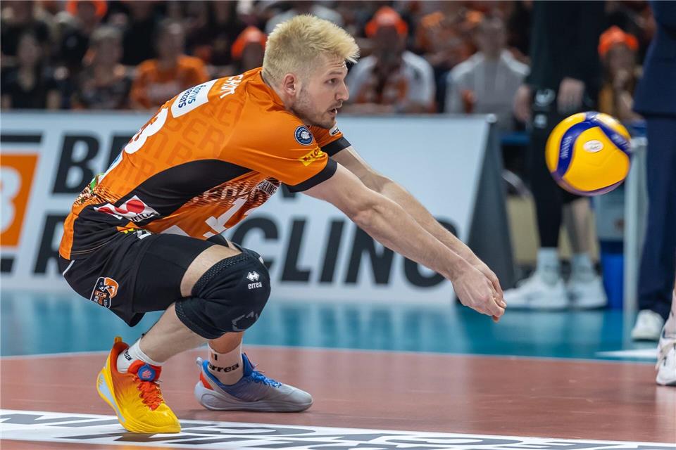 Zwei Niederlagen für BR Volleys bei Test-Turnier in Polen Die Berliner um Kapitän Schott kassierten zwei Niederlagen. (Archivbild)Andreas Gora/dpa