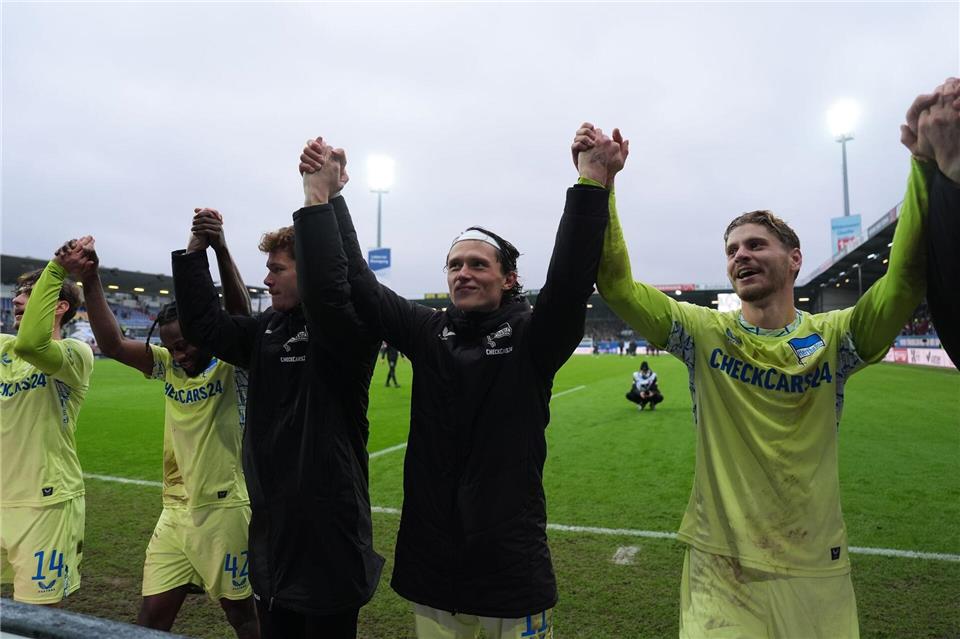 Die Berliner um ihren Kapitän Reese (2.v.r.) wollen auch im Pokal feiern. Marcus Brandt/dpa