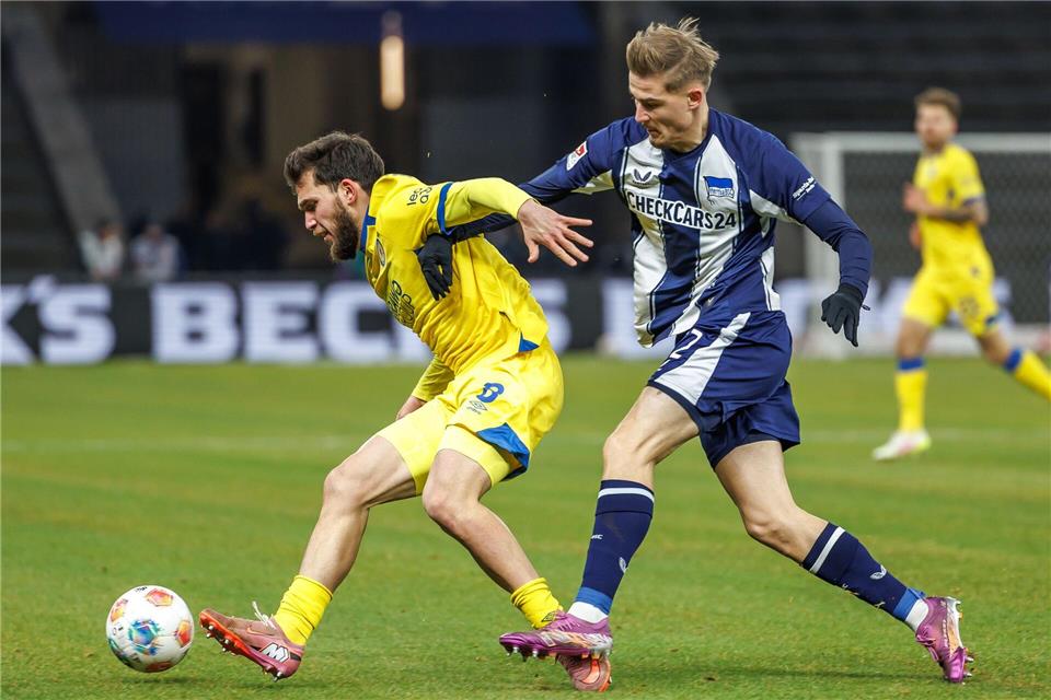 Die Berliner und die Niedersachsen lieferten sich ein ausgeglichenes Spiel.Andreas Gora/dpa