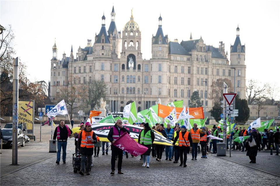 Die Beschäftigte im öffentlichen Dienst der Länder fordern ein Einkommensplus von sieben Prozent und gehen dafür auch auf die Straße.   Philip Dulian/dpa