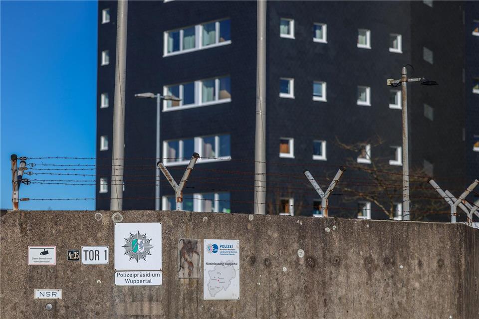 Die Beschäftigten der Polizei ertragen an der Müngstener Straße in Wuppertal seit vielen Jahren unhaltbare Zustände. Christoph Reichwein/dpa