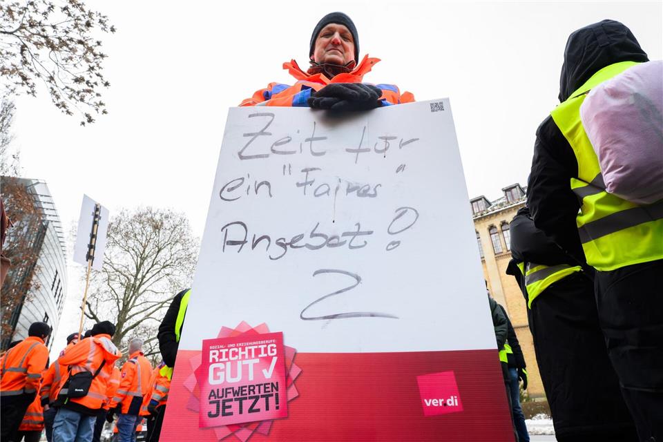 Die Beschäftigten des Landes fordern höhere Löhne.Julian Stratenschulte/dpa