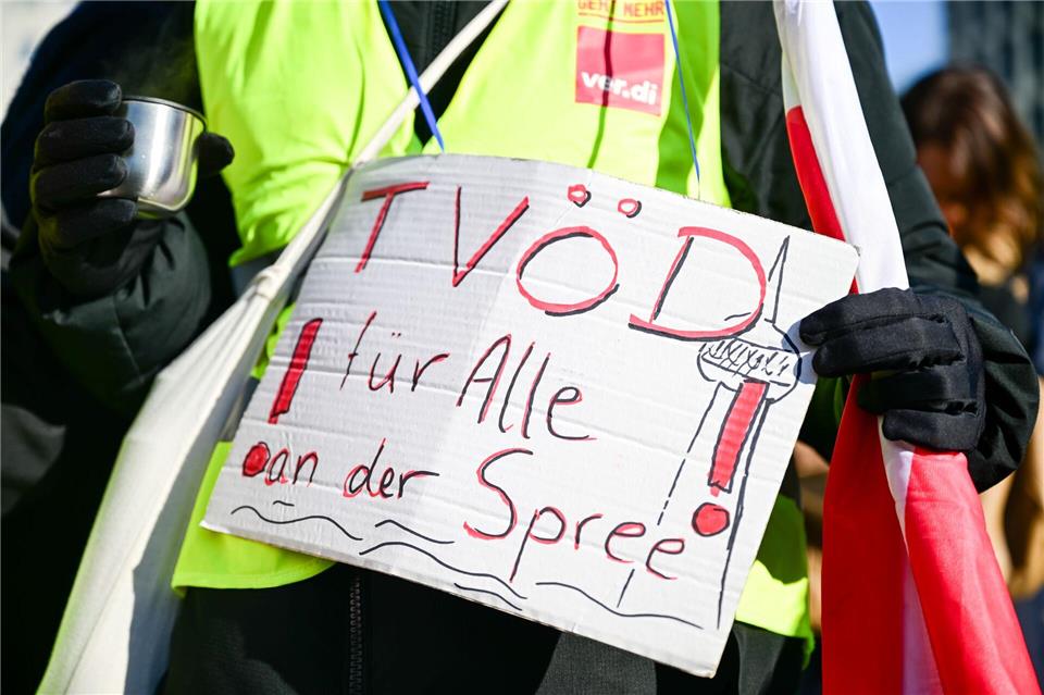 Die Beschäftigten hatten bereits Ende Februar gestreikt. (Archivbild)Sebastian Gollnow/dpa