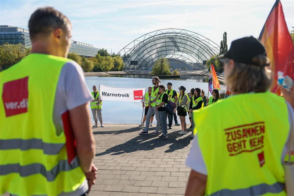 Die Beschäftigten hoffen auf eine bessere Bezahlung.Jan Woitas/dpa