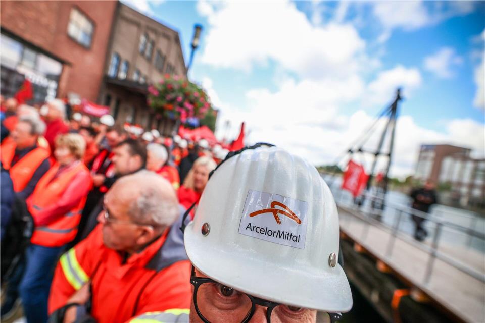 Die Beschäftigten von Arcelormittal in Duisburg haben im Innenhafen für den Erhalt ihrer Arbeitsplätze demonstriert. Das Unternehmen hatte im Juni seine Investitionspläne für das Duisburger Werk auf Eis gelegt.Christoph Reichwein/dpa