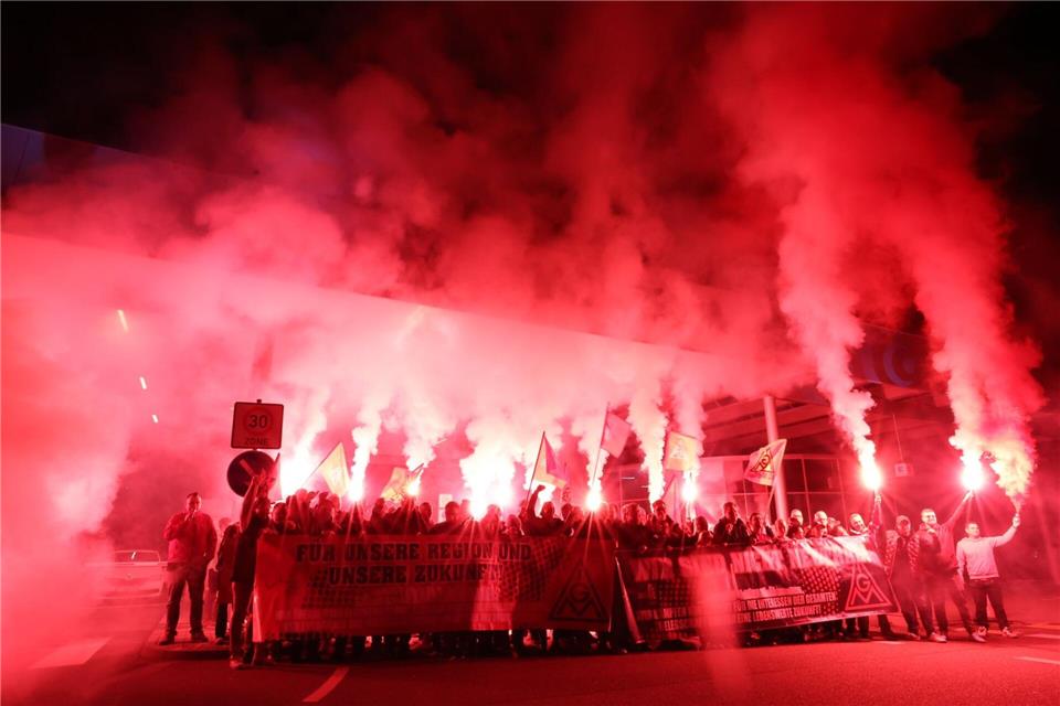 Die Beschäftigten von Volkswagen in Zwickau präsentieren sich kämpferisch: Sie wollen auch über das Jahr 2030 hinaus Autos bauen.Bodo Schackow/dpa