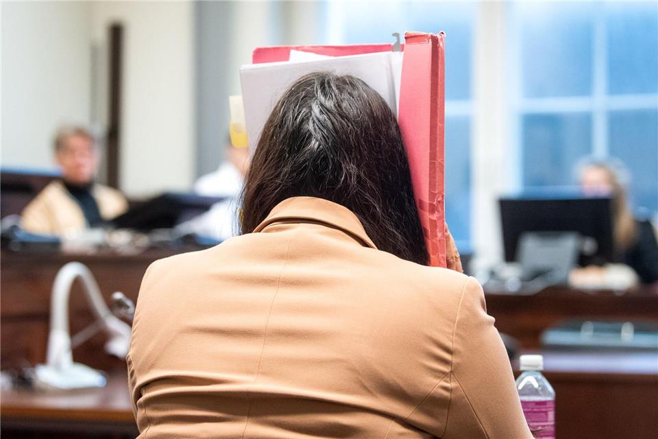 Großmutter erstochen – Enkelin in Psychiatrie eingewiesen  Die Beschuldigte tötete nach Überzeugung der Strafkammer ihre eigene Großmutter, ist aber wegen einer psychischen Erkrankung schuldunfähig.Daniel Bockwoldt/dpa/Daniel Bockwoldt