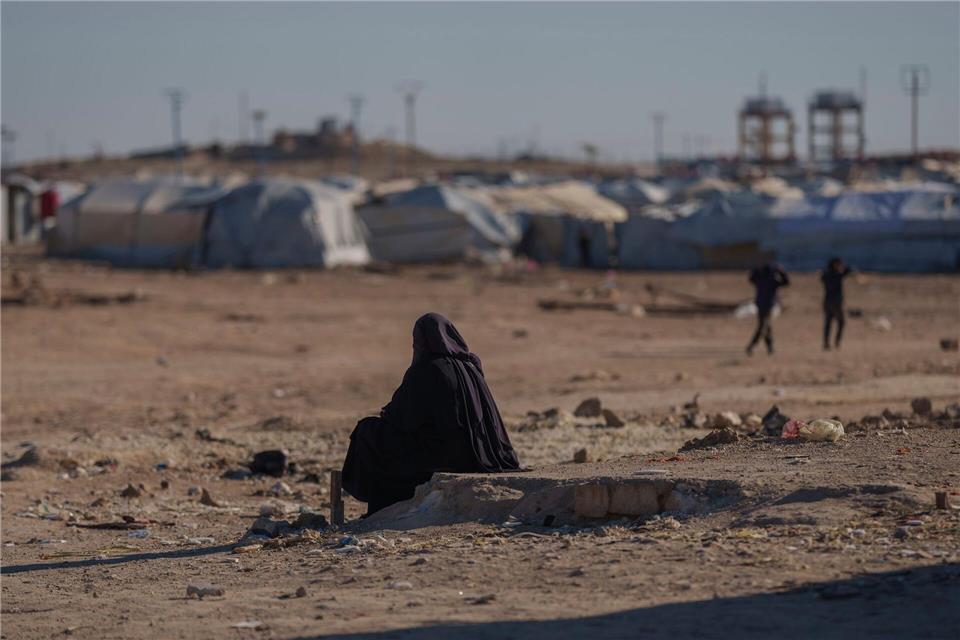 Die Beschuldigte war bis 2021 in dem Lager Al-Hol untergebracht. (Symbolbild)Bernat Armangue/AP/dpa