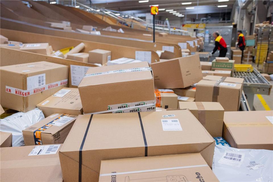 Die Beschuldigten wollten laut Bundesanwaltschaft Pakete mit Brandsätzen verschicken. (Symbolbild)Rolf Vennenbernd/dpa