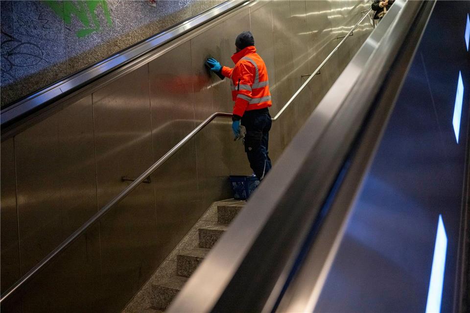 Die Beseitigung von Graffiti kostet einen Haufen Geld. (Archivbild)Peter Kneffel/dpa