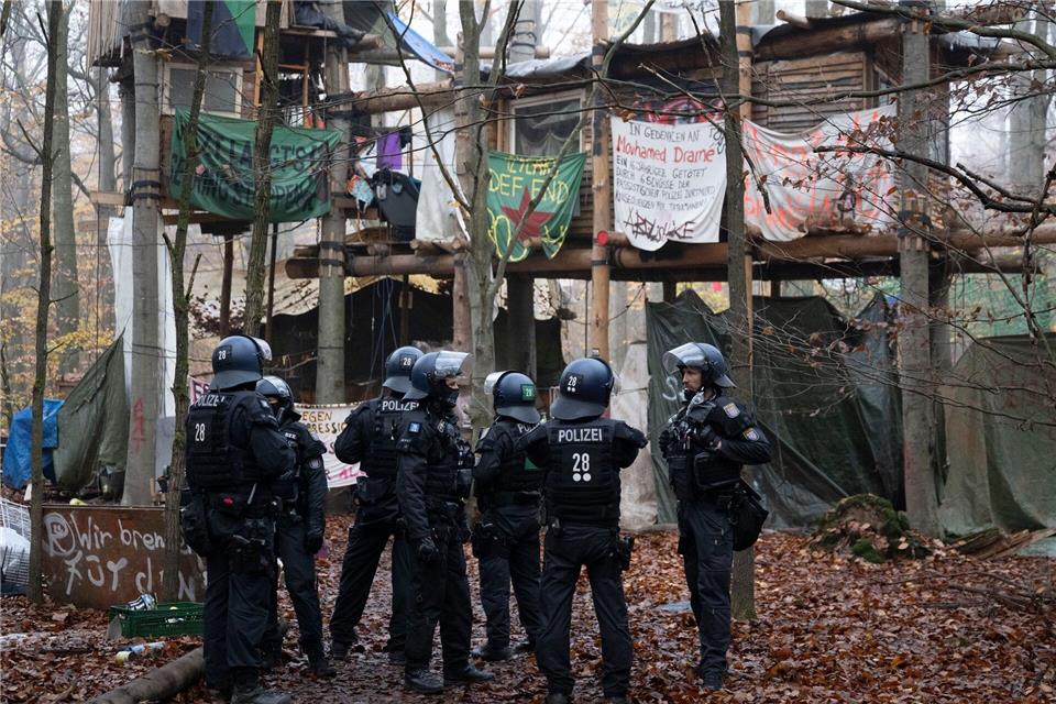 Die Besetzer haben in dem Waldgebiet Baumhäuser errichtet.Boris Roessler/dpa
