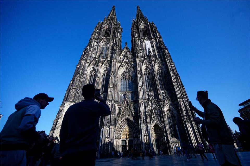Die Besichtigung des Kölner Doms kostet ab Juli Eintritt. Damit sollen die gestiegenen Kosten für Pflege, Schutz und den laufenden Betrieb gedeckt werden, heißt es.picture alliance/dpa
