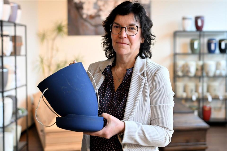 Die Bestatterin kritisiert, dass im Gesetz das Material Zellulose für die Urne vorgegeben ist (Archivbild)Harald Tittel/dpa