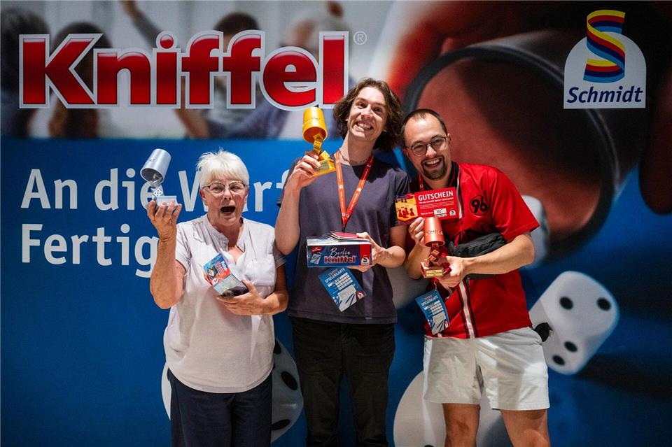 Die Besten: Katharina Lehmann (2. Platz, l-r), Lennart Fiedler (1. Platz), und Nico Richard (3. Platz).Christophe Gateau/dpa
