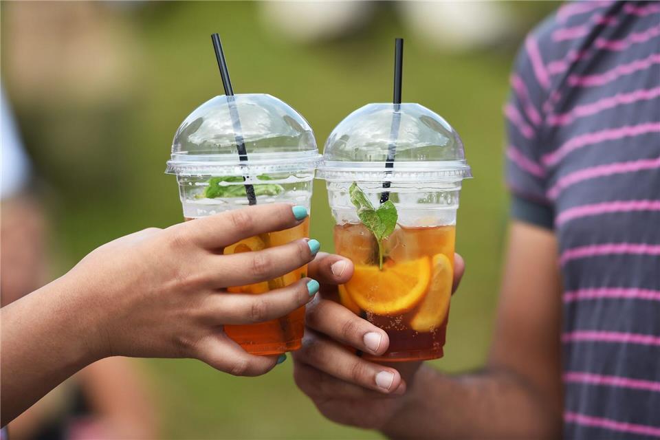 Die Besteuerung von stark zucker- oder fetthaltigen Lebensmitteln und Getränken ist der Leopoldina zufolge auch in Deutschland zu empfehlen. picture alliance / dpa