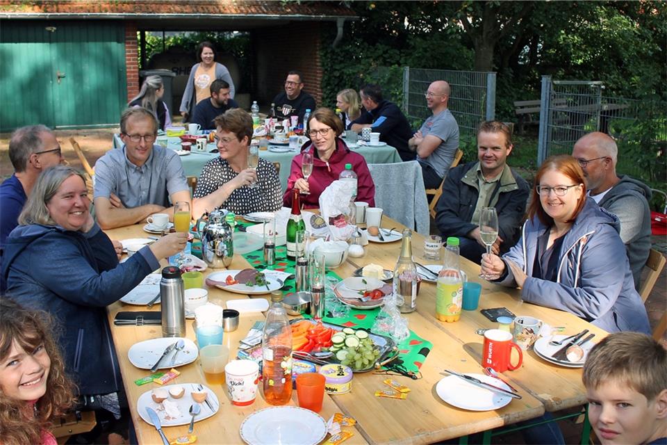 Die Besucher des „Tischlein deck dich“ genossen bei herbstlichem Sonnenschein ihr Frühstück.