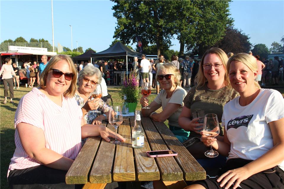 Die Besucher genossen beim „HeiLive“ einen schönen Sommerabend.