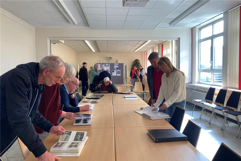 Die Besucher konnten sich unter anderem historische Fotos ansehen.