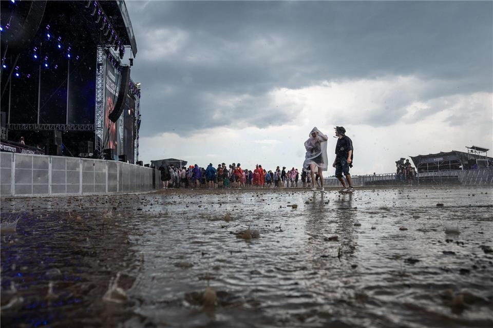 Die Besucher mussten immer wieder dem Regen trotzen. Silas Stein/dpa