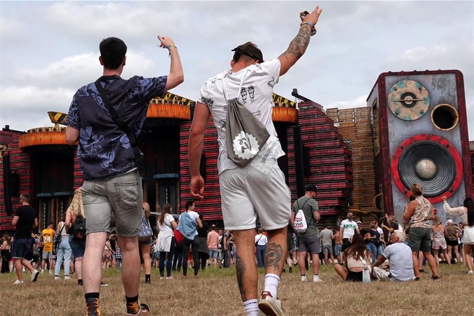 „Parookaville“-Festival in Weeze gestartet: Tausende feiern Die Besucher tanzen auf dem Gelände des Musikfestivals „Parookaville“.