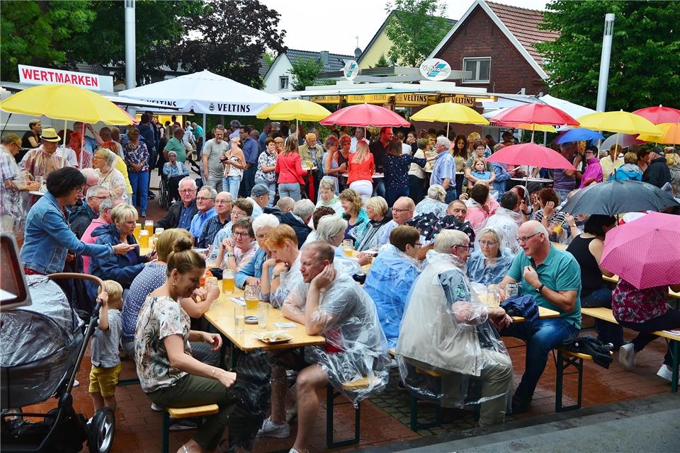 Die Besucher waren gegen den Regen gewappnet. 