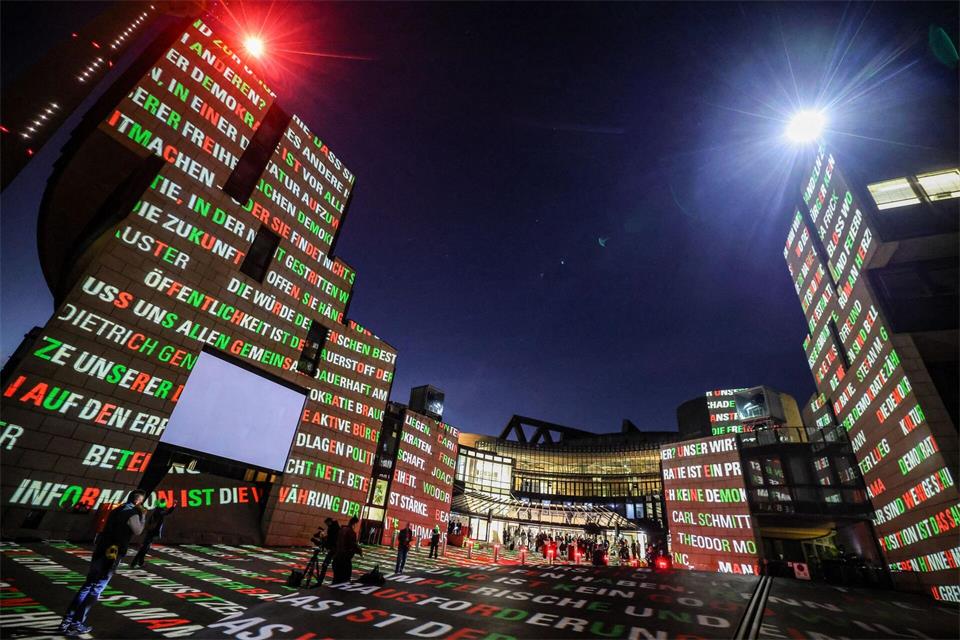 Die Besucher werden selbst Teil der Illumination.Christoph Reichwein/dpa