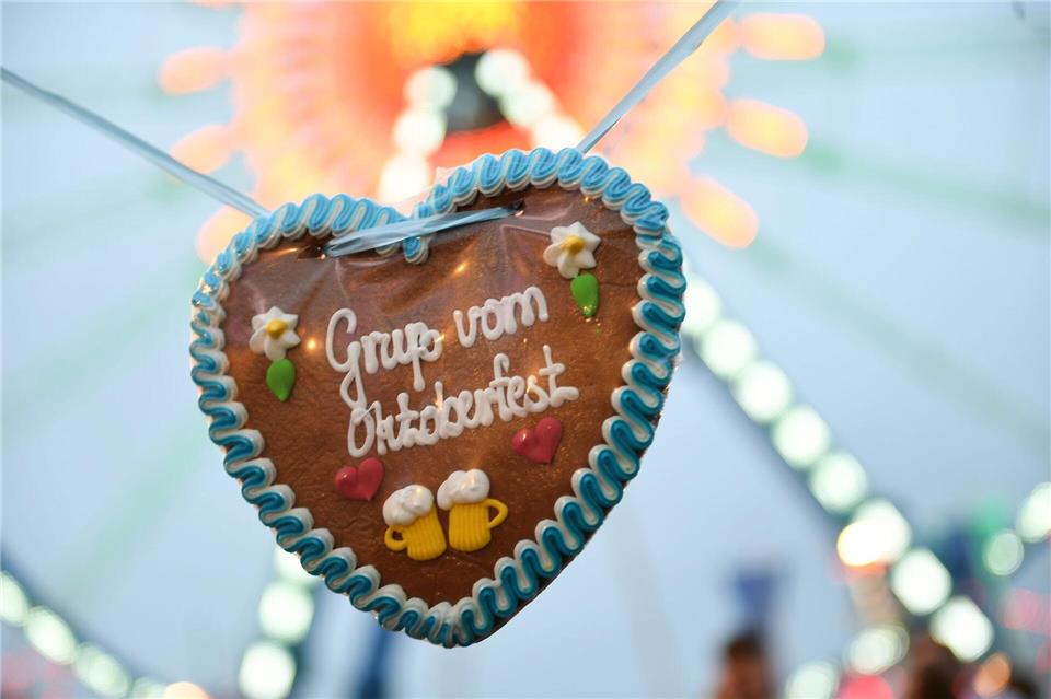 Die Besucherinnen und Besucher der Wiesn müssen sich auf Wolken einstellen. (Symbolbild)Felix Hörhager/dpa