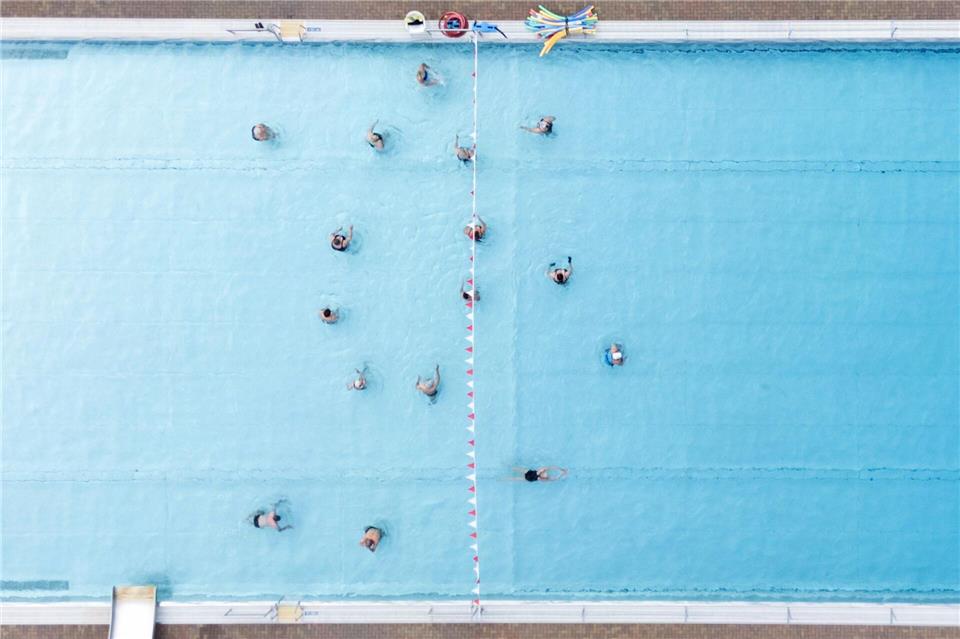 Die Besucherzahlen in Hessens Freibädern sind ähnlich wie im vergangenen Jahr. (Symbolbild)Boris Roessler/dpa