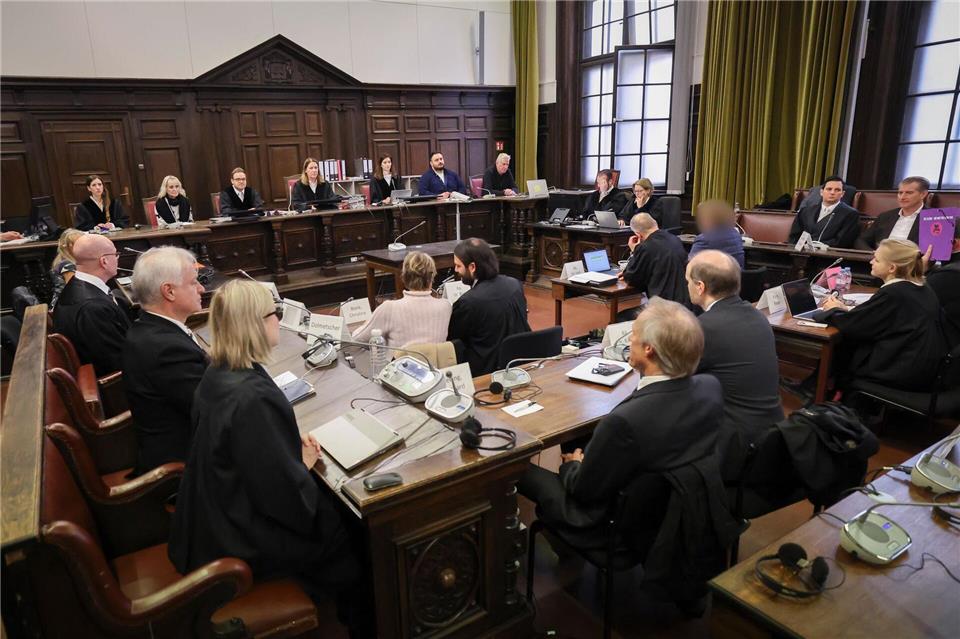 Die Beteiligten am Prozess gegen Christina Block und sechs Mitangeklagte hören den zweiten Tag in Folge die Aussage des mutmaßlichen Chefs der Entführer.Christian Charisius/dpa-Pool/dpa