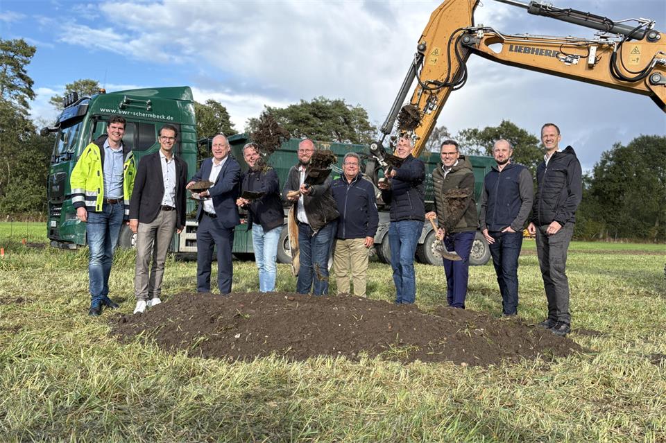 Die Beteiligten des Projekts Windpark Brichter Heide haben mit dem symbolischen Spatenstich den Bau der vier Anlagen gestartet.