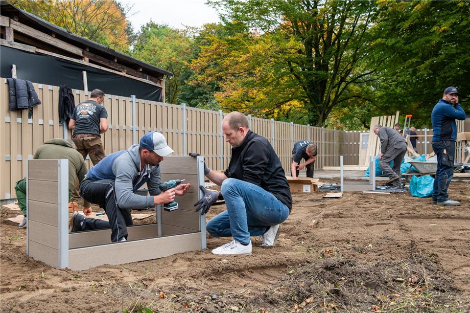 Die Beteiligten haben fleißig an der Fertigstellung des Schulgartens gearbeitet.