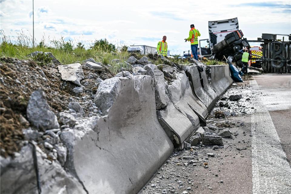 Die Beton-Abtrennung zwischen den Fahrbahnen wurde stark beschädigt.Jason Tschepljakow/dpa