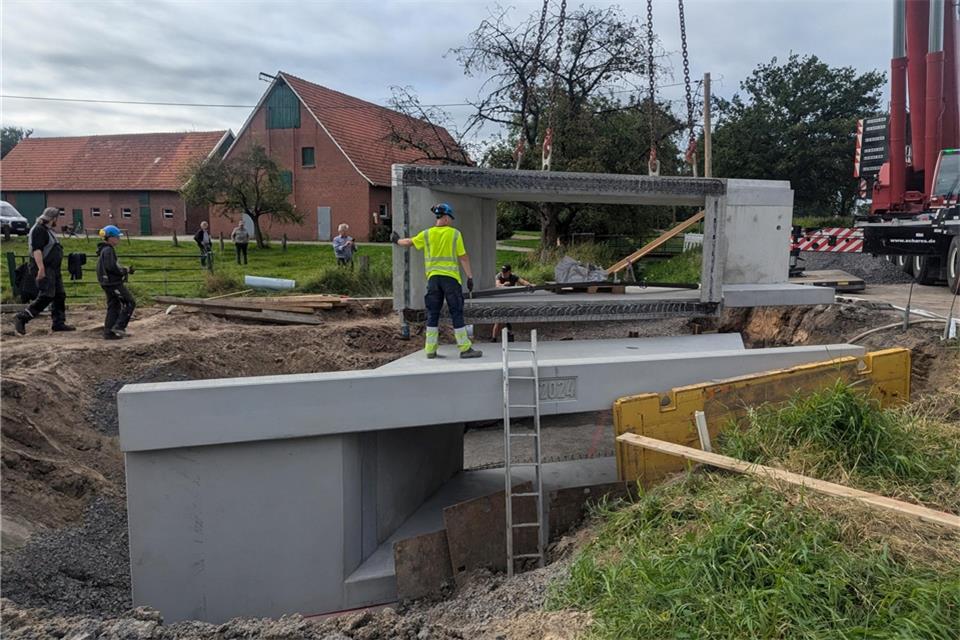 Die Betonelemente für die neue Brücke sind Anfang der Woche angeliefert worden.