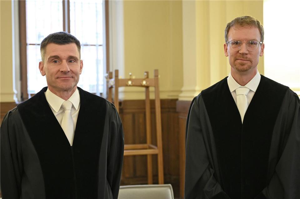 Die Betreiber der illegalen Streamingplattform sollen riesige Summen angehäuft haben, erklärten die Staatsanwälte Robert Gutte (l) und Patrick Pintaske.David Hammersen/dpa