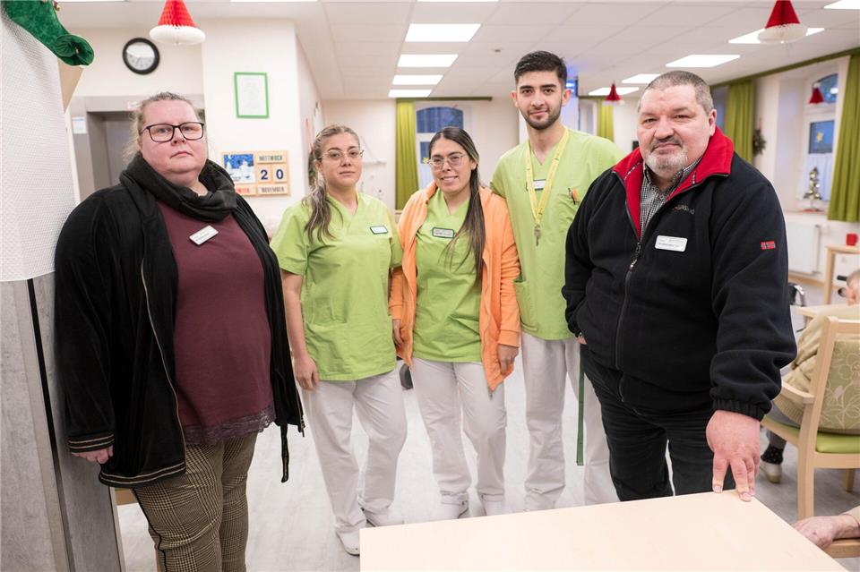 Die Betreiber des Hauses Wilstedt, Andrea Wohlmacher (l) und Tino Wohlmacher (r) wollen die Abschiebung der Pflegekräfte (2.v.l-r) Liliana Arenas, Camila Carrillo und Diego Carrillo Arenas und weiteren Beschäftigten verhindern. (Archivbild)Sina Schuldt/dpa