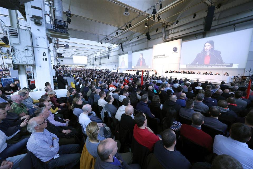 Die Betriebsratsvorsitzende Daniela Cavallo berichtete vor Tausenden Beschäftigten in Halle 11 über die Stimmung in der Belegschaft. Kevin Nobs/VW-Betriebsrat/dpa