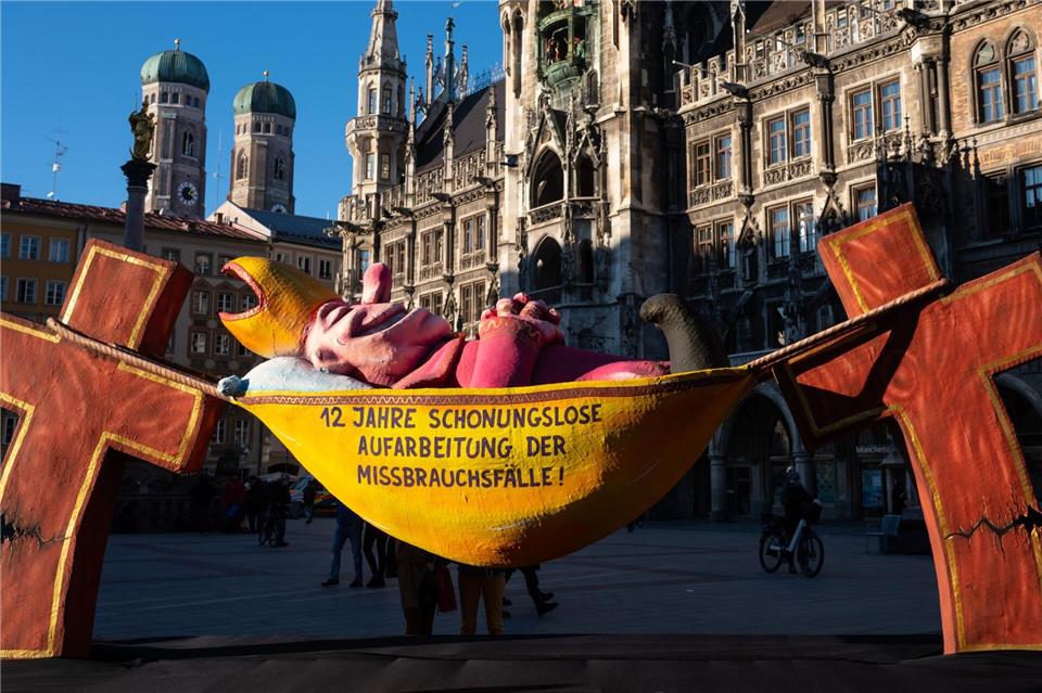 Die Betroffenen-Initiative „Eckiger Tisch“ hat 100.000 Unterschriften dagegen gesammelt, dass die katholische Kirche bei Missbrauchsfällen Verjährung geltend macht (Archivbild). Sven Hoppe/dpa