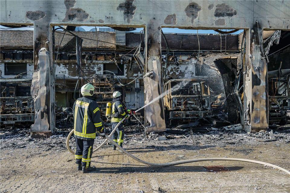Feuerwache brennt - „Wir mussten unser Zuhause löschen“ Die Betroffenheit bei den Feuerwehrleuten ist groß.Andreas Arnold/dpa