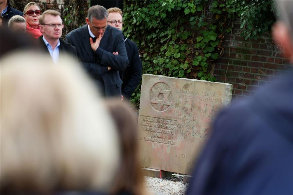 Die Betroffenheit nach der Schändung zweier Ehrenmale ist in Mönchengladbach groß.Christoph Reichwein/dpa