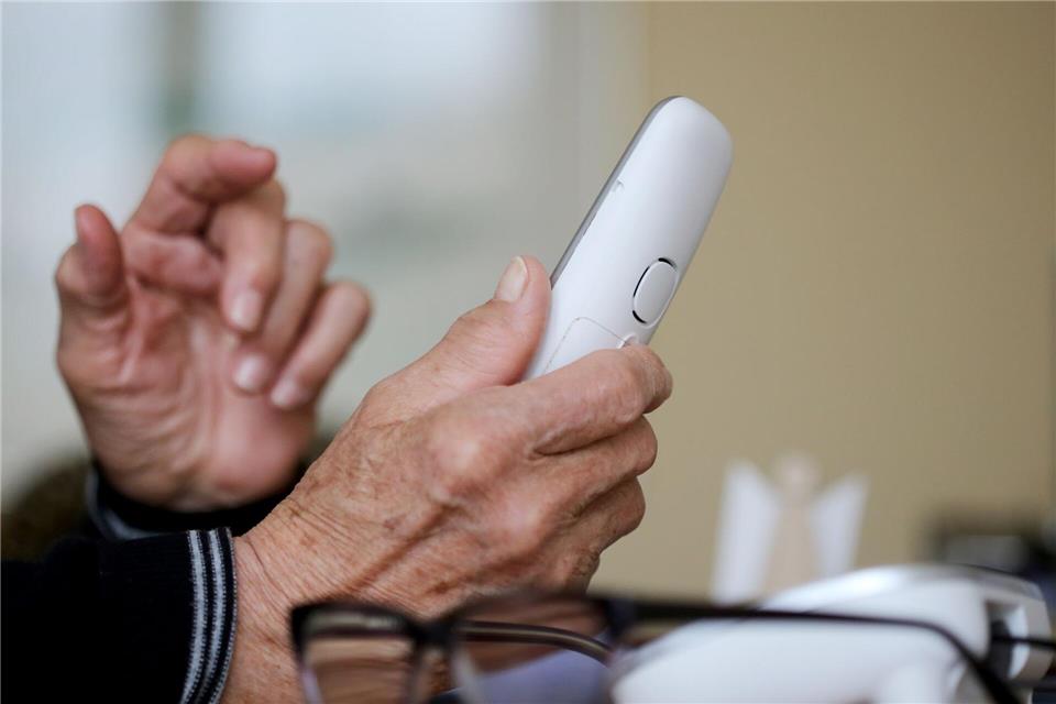 Die Betrüger behaupteten, eine Angehörige des 84-Jährigen hätte einen schweren Unfall verursacht. (Symbolbild)Roland Weihrauch/dpa
