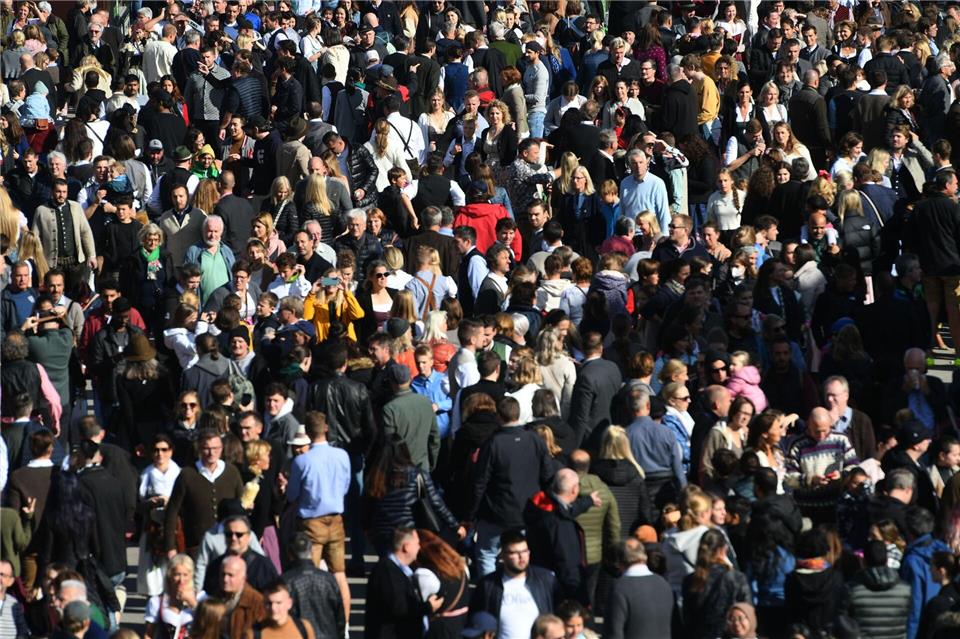 Die Bevölkerung in Bayern wird wachsen - am meisten in Schwaben. (Symbolbild)Felix Hörhager/dpa