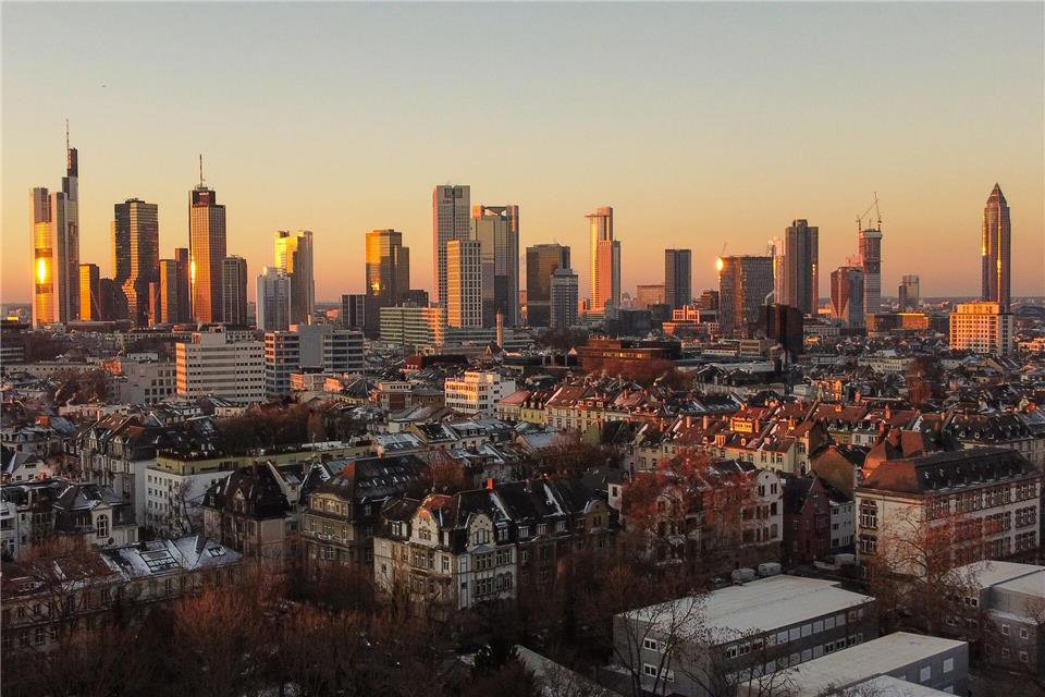 Die Bevölkerung in Frankfurt ist in den vergangenen Jahren weiter deutlich gewachsen - nicht aber insgesamt in Hessens Landkreisen. (Symbolbild)Boris Roessler/dpa