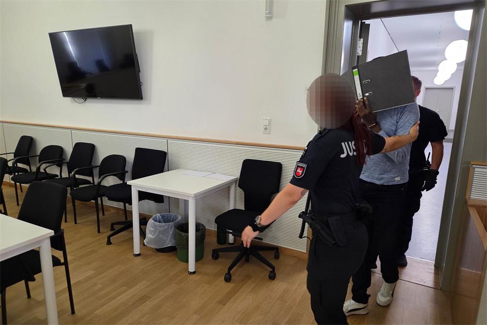 Die Beweislage gegen einen angeklagten Pfleger scheint eindeutig zu sein.  Christian Brahmann/dpa