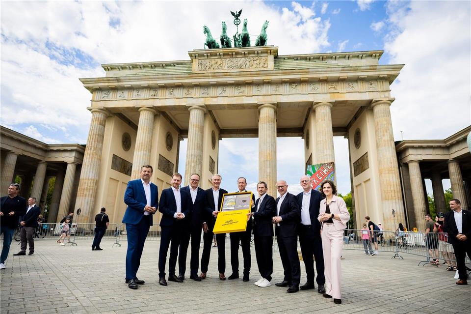 Die Bewerbung um den Grand Départ 2029 wurde in Berlin übergeben. Christoph Soeder/dpa
