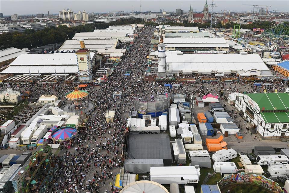 Die Bewerbung um die Wiesn-Zelte läuft. (Archivbild)Felix Hörhager/dpa
